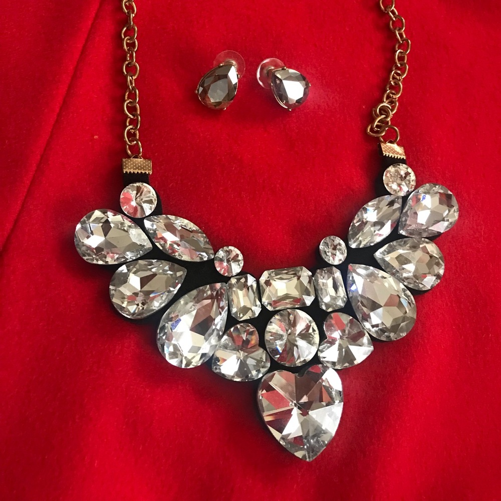 Set of fashion Earrings and bold necklace.